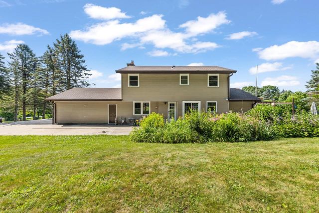 W250S4461 Center ROAD, Waukesha, WI 53189