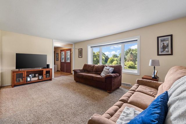 W250S4461 Center ROAD, Waukesha, WI 53189