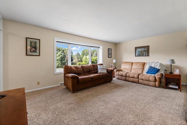 W250S4461 Center ROAD, Waukesha, WI 53189