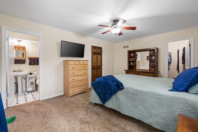 W250S4461 Center ROAD, Waukesha, WI 53189
