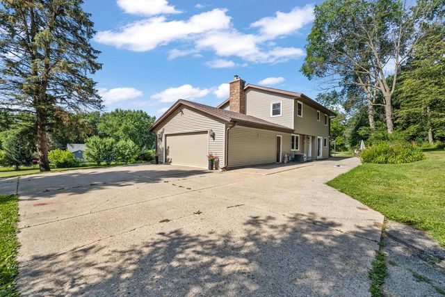 W250S4461 Center ROAD, Waukesha, WI 53189