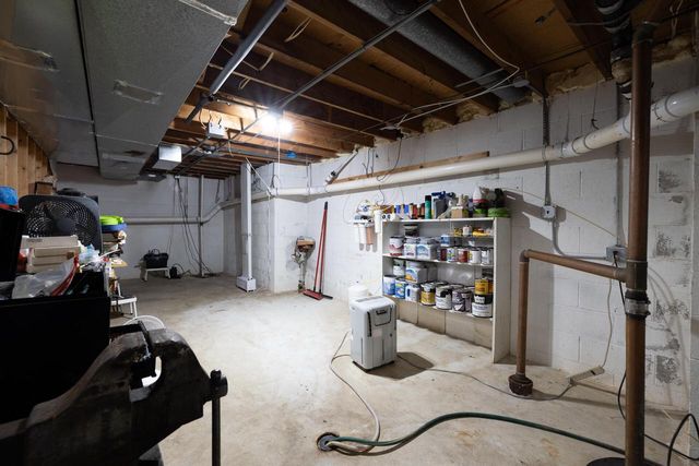 W250S4461 Center ROAD, Waukesha, WI 53189