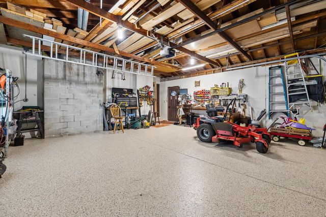 W250S4461 Center ROAD, Waukesha, WI 53189