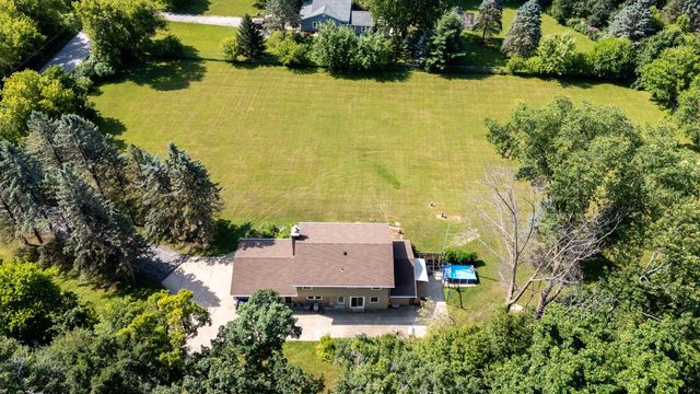 W250S4461 Center ROAD, Waukesha, WI 53189