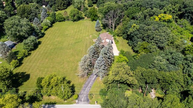 W250S4461 Center ROAD, Waukesha, WI 53189
