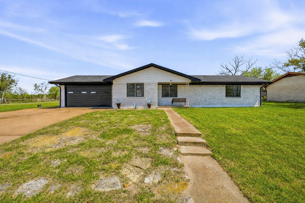 925 N Kirk Street, Hico, TX 76457