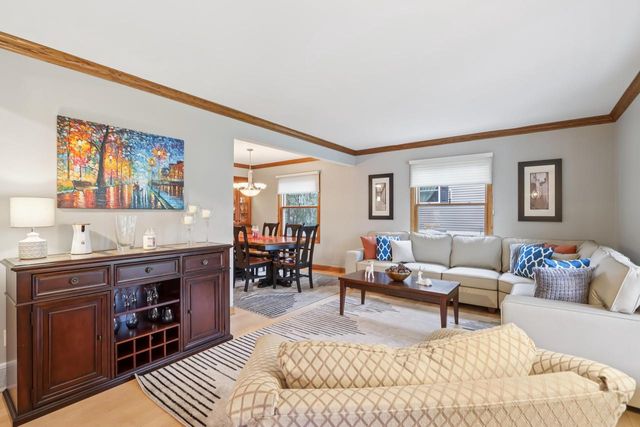 W224N2507 Ridgewood LANE, Waukesha, WI 53186