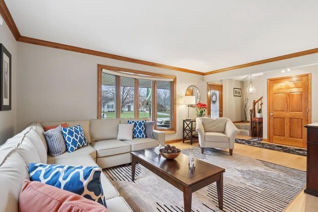 W224N2507 Ridgewood LANE, Waukesha, WI 53186