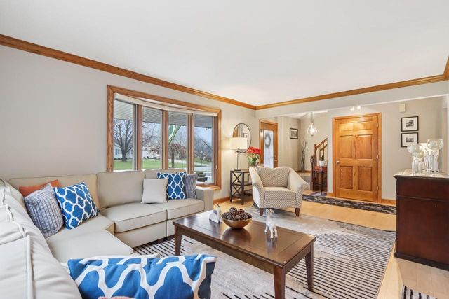 W224N2507 Ridgewood LANE, Waukesha, WI 53186