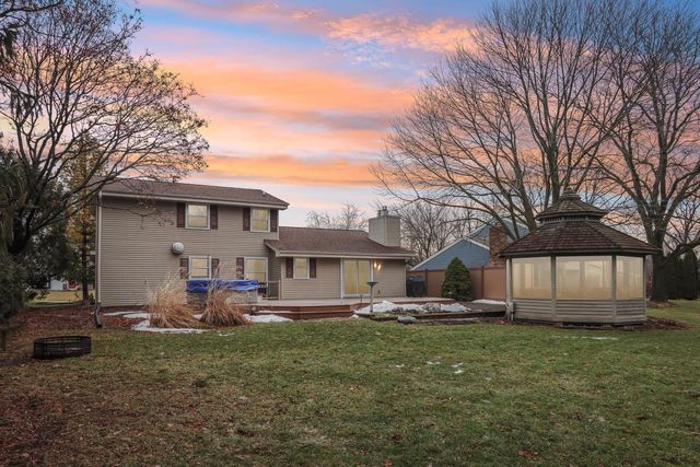 W224N2507 Ridgewood LANE, Waukesha, WI 53186