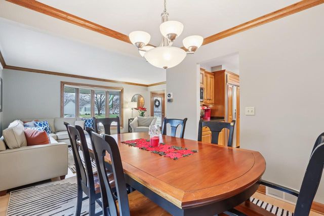 W224N2507 Ridgewood LANE, Waukesha, WI 53186