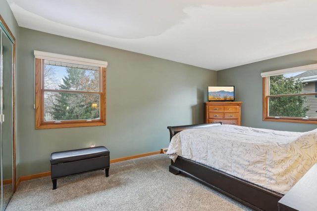 W224N2507 Ridgewood LANE, Waukesha, WI 53186