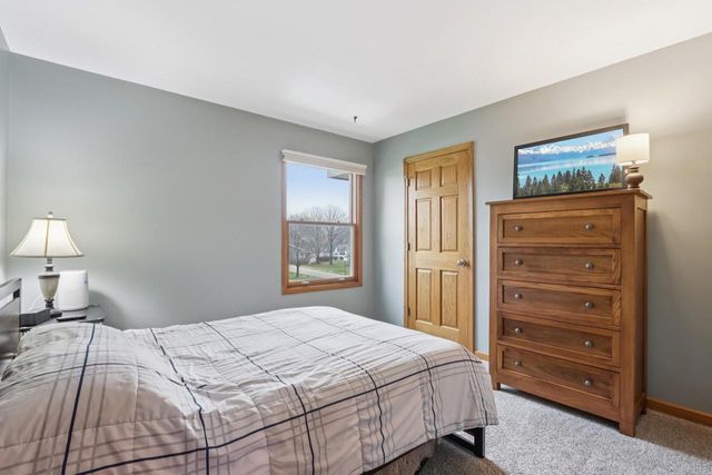 W224N2507 Ridgewood LANE, Waukesha, WI 53186