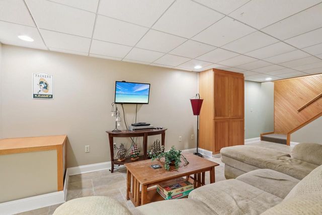 W224N2507 Ridgewood LANE, Waukesha, WI 53186