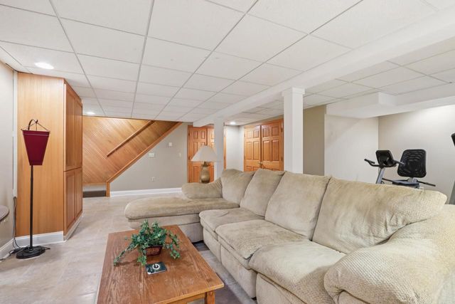 W224N2507 Ridgewood LANE, Waukesha, WI 53186