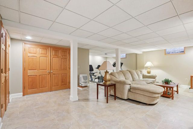 W224N2507 Ridgewood LANE, Waukesha, WI 53186