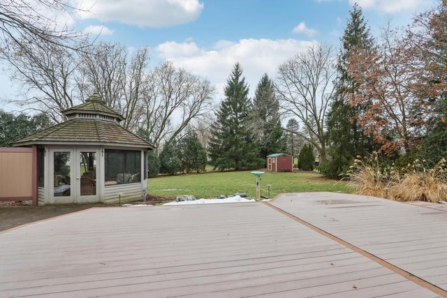 W224N2507 Ridgewood LANE, Waukesha, WI 53186