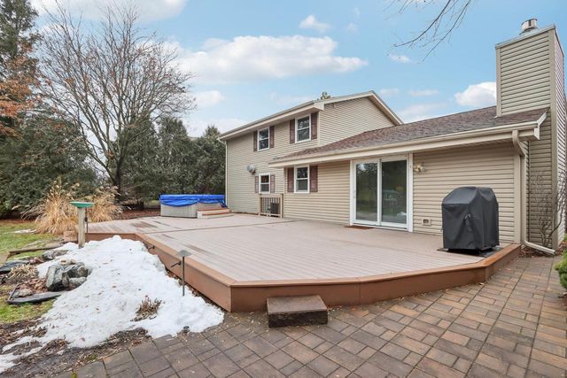 W224N2507 Ridgewood LANE, Waukesha, WI 53186