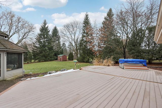 W224N2507 Ridgewood LANE, Waukesha, WI 53186