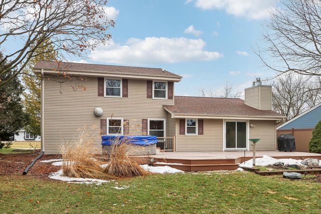 W224N2507 Ridgewood LANE, Waukesha, WI 53186