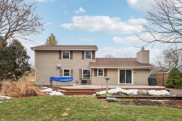 W224N2507 Ridgewood LANE, Waukesha, WI 53186