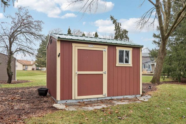 W224N2507 Ridgewood LANE, Waukesha, WI 53186