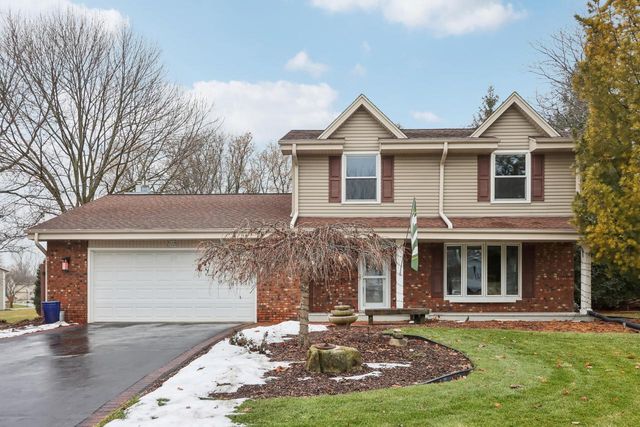 W224N2507 Ridgewood LANE, Waukesha, WI 53186