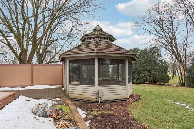 W224N2507 Ridgewood LANE, Waukesha, WI 53186