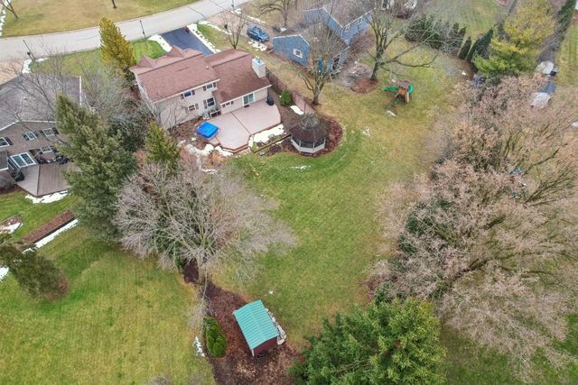 W224N2507 Ridgewood LANE, Waukesha, WI 53186