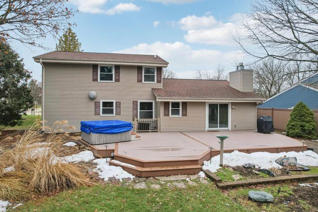 W224N2507 Ridgewood LANE, Waukesha, WI 53186