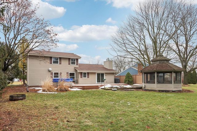 W224N2507 Ridgewood LANE, Waukesha, WI 53186