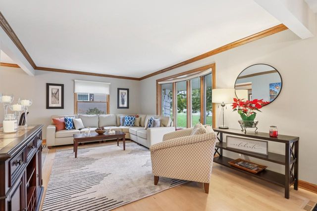 W224N2507 Ridgewood LANE, Waukesha, WI 53186