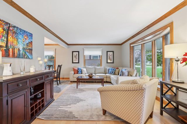 W224N2507 Ridgewood LANE, Waukesha, WI 53186