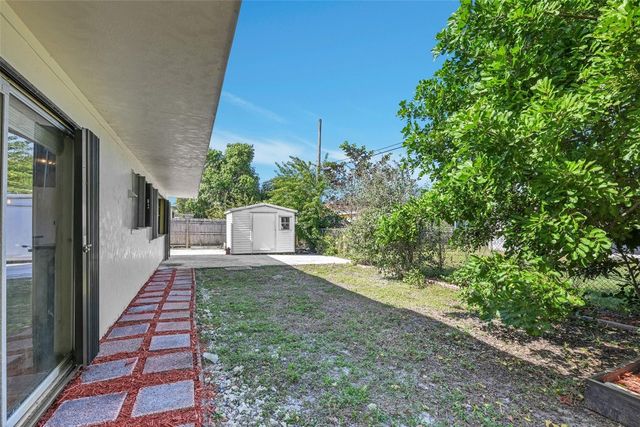6881 SW 2nd Street, Pembroke Pines, FL 33023