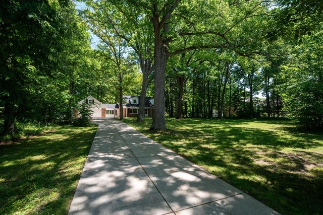 9410 S 15th AVENUE, Oak Creek, WI 53154