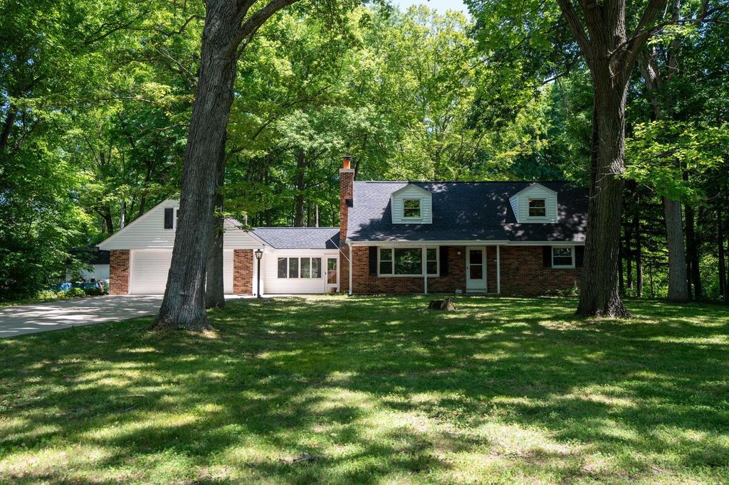 9410 S 15th AVENUE, Oak Creek, WI 53154