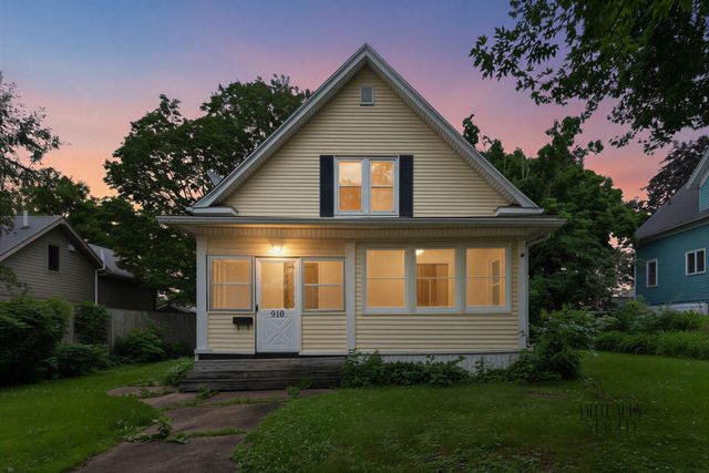 910 Walnut Street, Cedar Falls, IA 50613