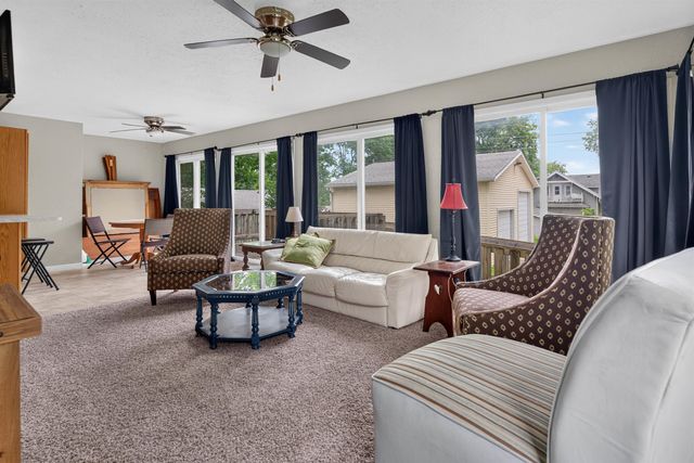 910 Walnut Street, Cedar Falls, IA 50613