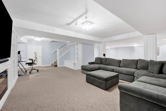 316 S Redfield Court, Park Ridge, IL 60068