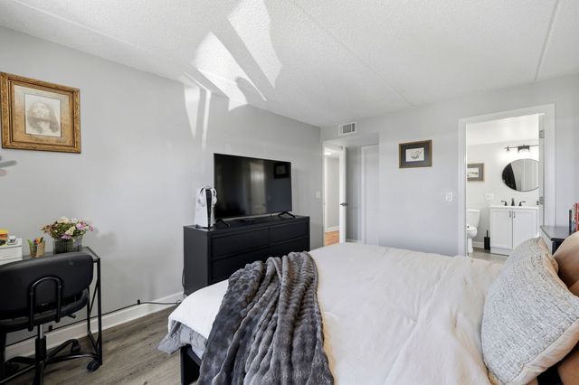 4100 N Neenah Avenue 201N, Chicago, IL 60634