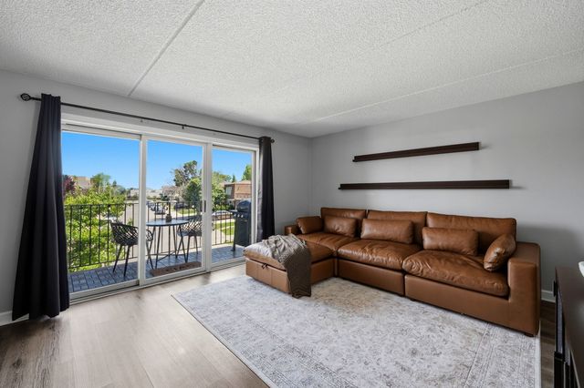 4100 N Neenah Avenue 201N, Chicago, IL 60634