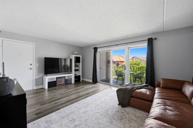 4100 N Neenah Avenue 201N, Chicago, IL 60634