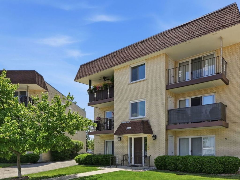 4100 N Neenah Avenue 201N, Chicago, IL 60634