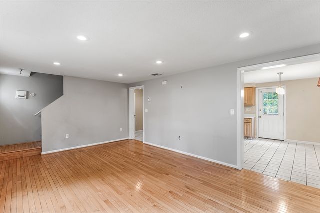 27 Quincy Ave 27, Dedham, MA 02026