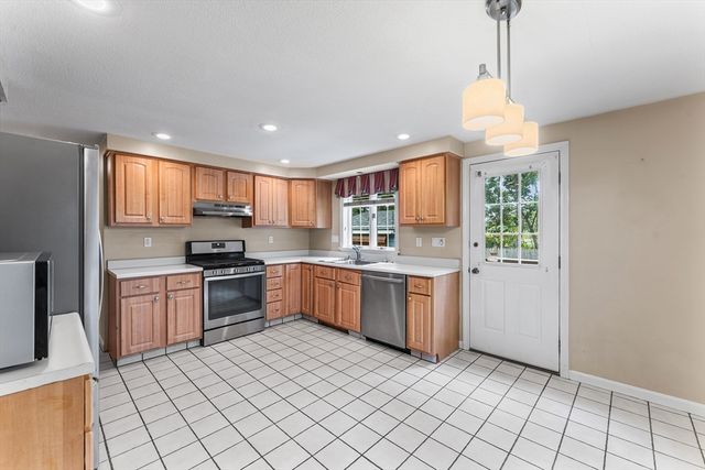 27 Quincy Ave 27, Dedham, MA 02026