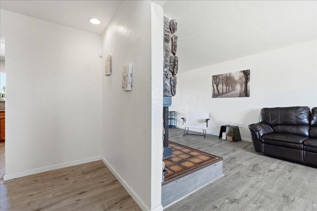 6332 Logan St, Sacramento, CA 95824