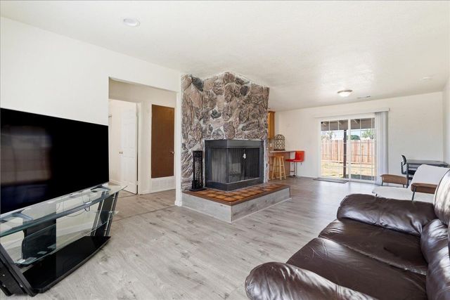 6332 Logan St, Sacramento, CA 95824
