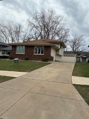 15842 Lavergne Avenue, Oak Forest, IL 60452