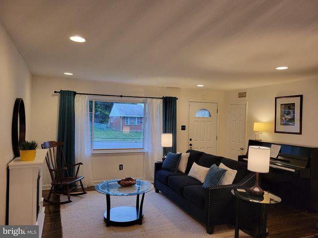 2928 LARKSPUR LN, Secane, PA 19018