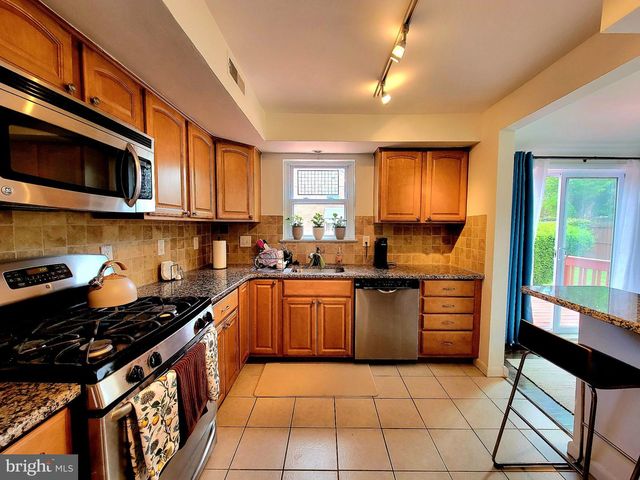 2928 LARKSPUR LN, Secane, PA 19018